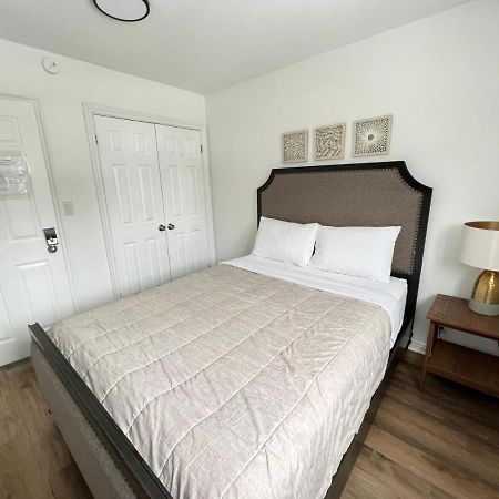 Letitia Heights !C Quiet And Modern Private Bedroom With Shared Bathroom Barrie Exterior photo